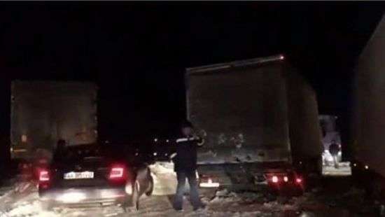 На трассе под Киевом в снегу застряли сотни грузовиков (ВИДЕО)