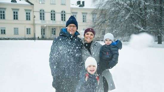 В сети восхищаются рождественской открыткой шведской королевской семьи (ВИДЕО)