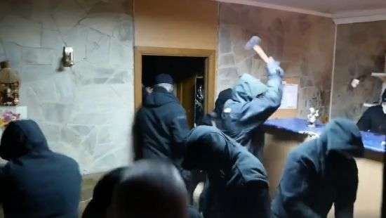 В Киеве неизвестные в масках крушили молотками наливайку (ВИДЕО)