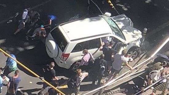 В Мельбурне водитель врезался в толпу из 40-60 людей