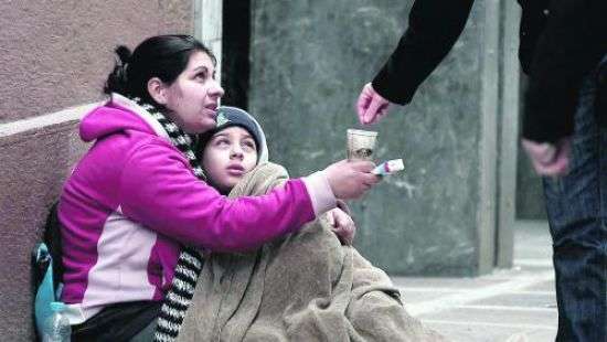 Штраф 300 евро: мэр города в Италии запретил просить и давать милостыню уличным попрошайкам