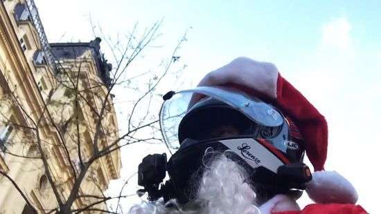 В Париже Санта-Клаус на мотоцикле помогает полиции ловить нарушителей (ВИДЕО)