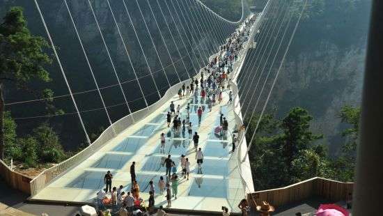 В Китае откроют самый длинный в мире стеклянный мост