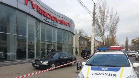 В Одессе полиция штурмует автосалон, где засел вооруженный злоумышленник