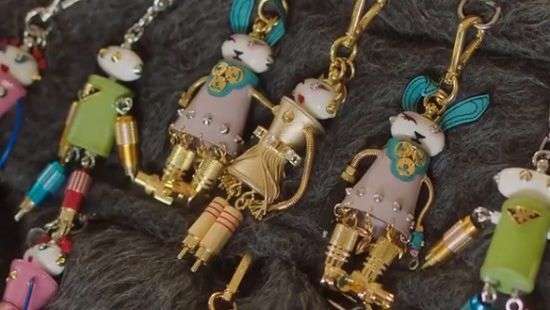 Известный модный бренд нарядил «необычную елку» (ВИДЕО)