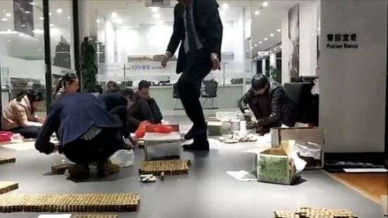 Китаец расплатился за новый BMW горой монет