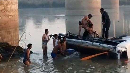 В Индии при падении автобуса в реку погибли 32 человека