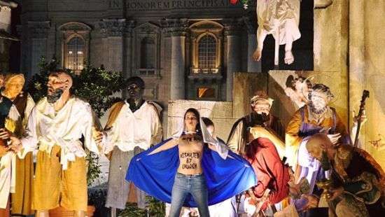 Активистка Femen разделась в Ватикане (ФОТО)
