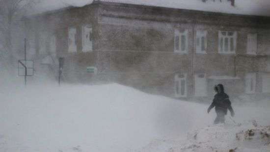 В России бабушку сдуло ветром с балкона