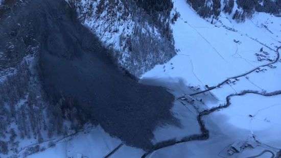 В Австрии оползень отрезал от мира деревню