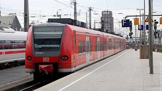 В Берлине мужчина попал сразу под две электрички, но остался жив