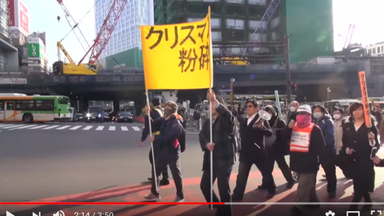 В Токио одинокие мужчины вышла на митинг против влюбленных пар (ВИДЕО)