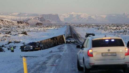 В Исландии перевернулся автобус с туристами, есть жертвы