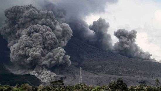 На острове Суматра - масштабное извержение вулкана Синабунг (ВИДЕО)