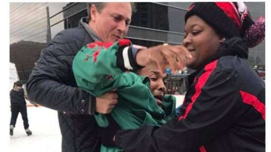 Американец пришел на каток и стал звездой соцсетей (ВИДЕО)