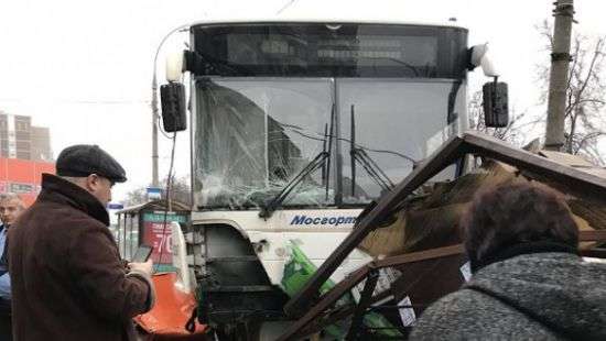 В Москве автобус протаранил остановку с людьми, есть жертвы (ВИДЕО)