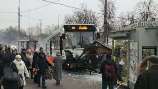 Выяснилось, почему московский автобус протаранил остановку