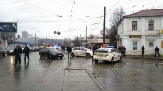 Захватчик отделения «Укрпочты» в Харькове держит в заложниках 9 взрослых и двоих детей