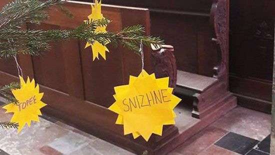 В Праге елку украсили названиями оккупированных городов Донбасса