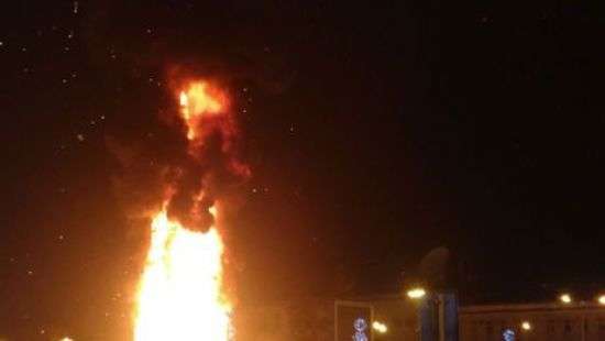 «Елочка, гори!»: В Новогоднюю ночь сгорела 25-метровая главная елка Сахалина (ВИДЕО)