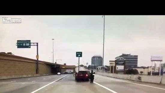 В США дороги превратились в каток, это едва не стоило жизни полицейскому (ВИДЕО)