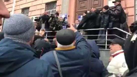 В центре Киева проходит пикет из-за смерти Ноздровской