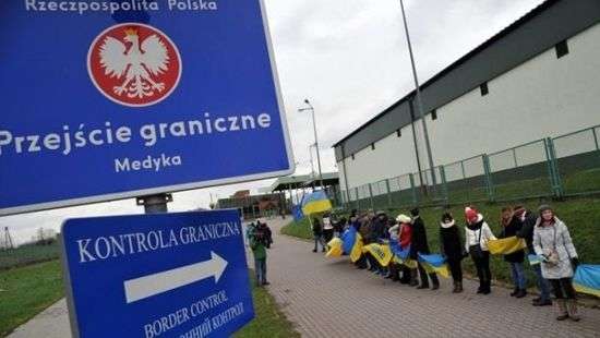 Варшава насчитала в стране более 100 тысяч беженцев из Украины