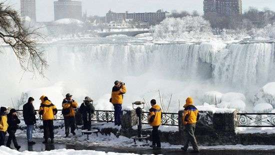 Ниагарский водопад частично замерз - ВИДЕО