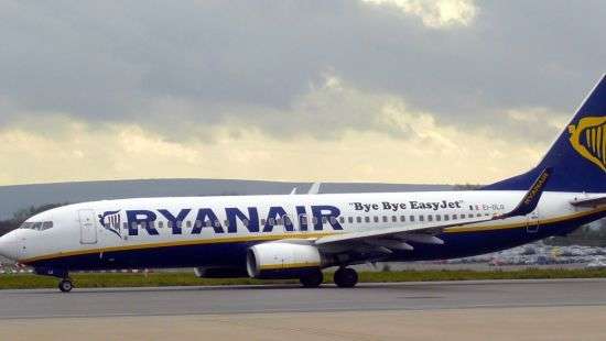 В Испании пассажир самолета «устал ждать» высадки в салоне и уселся на крыле (ВИДЕО)