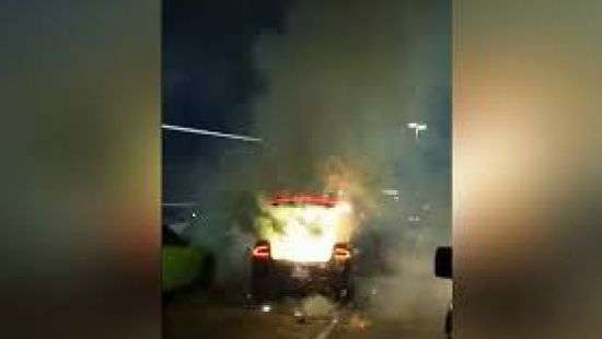 В США на праздновании Нового года загорелось авто с фейерверками (ВИДЕО)