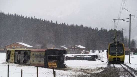 Шторм «Элеонора»: в Швейцарии сильный ветер снес с рельсов поезд (ВИДЕО)