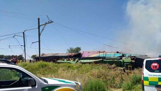 В ЮАР поезд сошел с рельс и загорелся, есть жертвы (ВИДЕО)