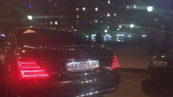 В Москве заметили авто с номерами Рады, заклеенными украинским флагом