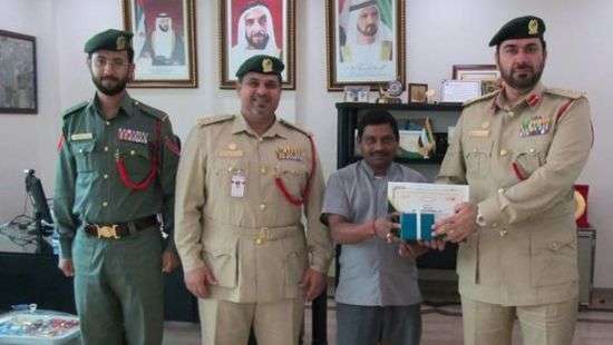 В ОАЭ уборщик обнаружил сумку с бриллиантами и золотом