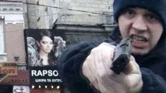 Агрессивный коп с пистолетом атаковал легковушку с людьми в салоне (ВИДЕО)