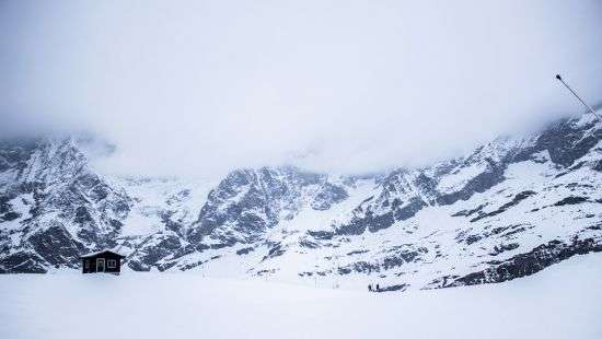 В Альпах тысячи туристов оказались отрезаны от мира из-за снега