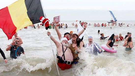 Бельгийцы массово искупались в Северном море - ФОТО