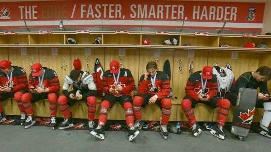 Канадские хоккеисты празднуют «золото» ЧМ уткнувшись в смартфоны