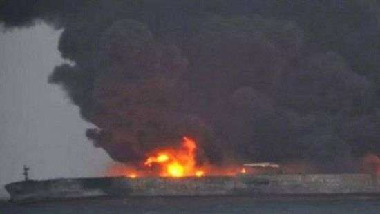 У берегов Китая после столкновения с сухогрузом пылает нефтяной танкер