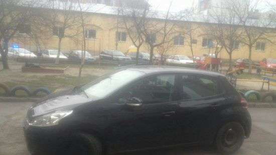 Во Львове автоледи сбила полицейских и скрылась с места ДТП