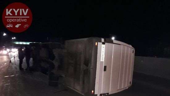 Под Киевом легковушка на евробляхах уложила на бок маршрутку