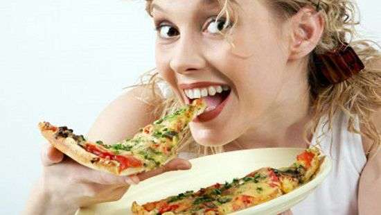 Врачи назвали 5 причин, по которым люди становятся обжорами