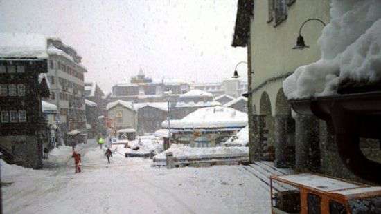 На горнолыжном курорте в Швейцарии заблокированы снегом 13 тысяч людей