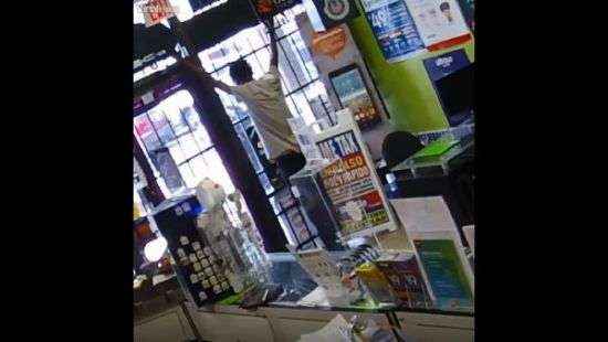 В США грабитель магазина угодил в ловушку и умолял его выпустить (ВИДЕО)