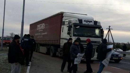 На Волыни заблокировали дорогу к польской границе