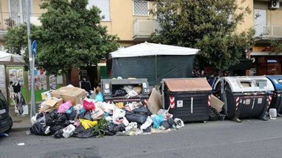 Италии грозят санкции ЕС из-за проблем с мусором в Риме - министр