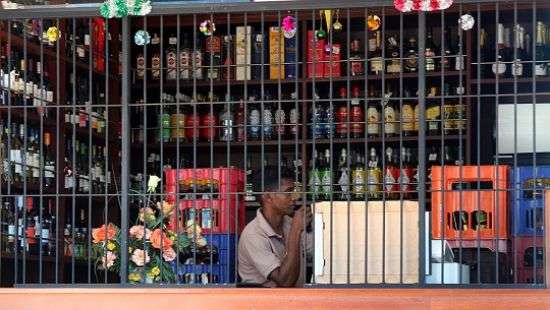 На Шри-Ланке разрешили продавать алкоголь женщинам