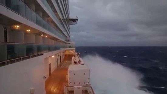 В сеть попало видео круизного лайнера, попавшего в шторм на Новый год (ВИДЕО)