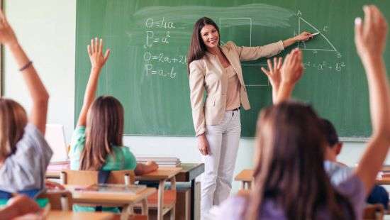 Кабмин увеличил оклады учителям