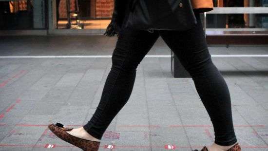 На тротуарах Ливерпуля появились скоростные полосы для пешеходов